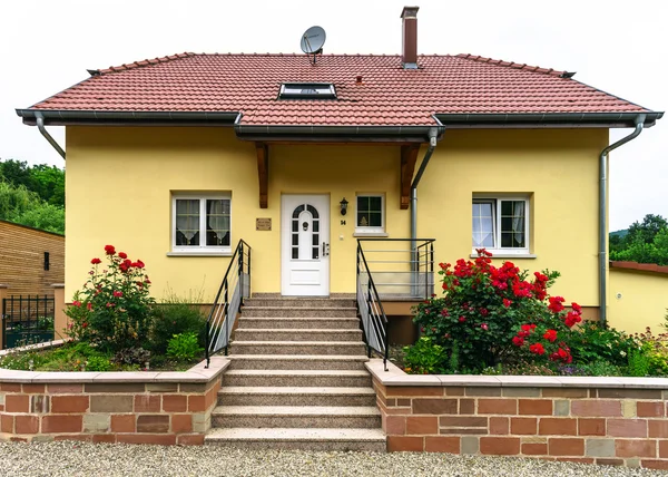 Typiska alsacien house i liten by, Bas-Rhin — Stockfoto