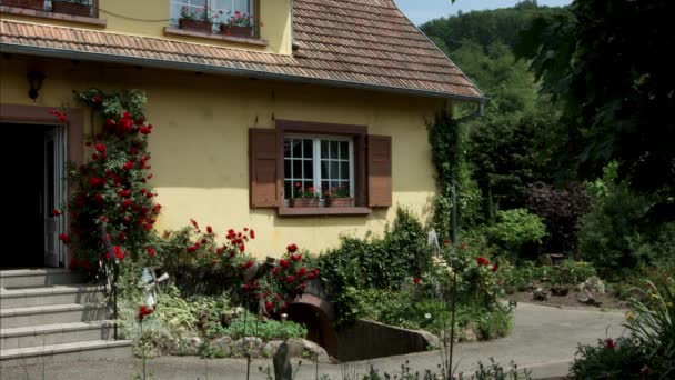 Típica casa de Alsacien. Calma y tranquilidad de la campiña francesa . — Vídeo de stock