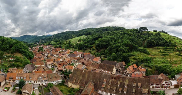 Large vue panoramique sur la mouche à oiseau. Alsace collines . — Photo