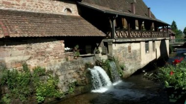 alsace köyünde küçük Nehri üzerinde güzel doğal şelale