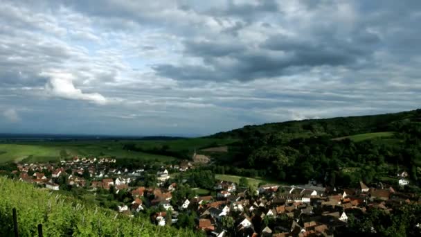 Bouřlivá oblaka hnutí timelapse. Přehled do údolí — Stock video