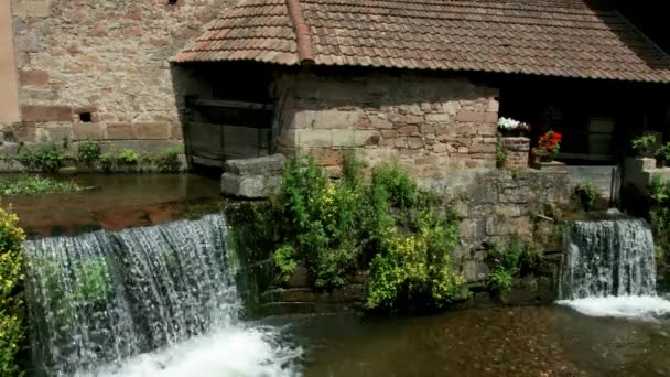 Schöner natürlicher Wasserfall auf kleinem Fluss im elsässischen Dorf — Stockvideo