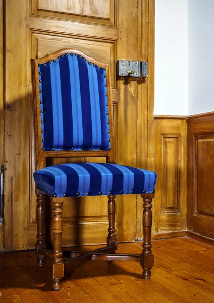 Антикварный стул в классическом стиле из натурального дерева — стоковое фото