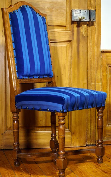 Silla de estilo clásico antiguo fabricada en madera natural —  Fotos de Stock