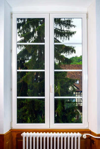 Большое ПВХ окно с элементами декора в старом французском доме — стоковое фото