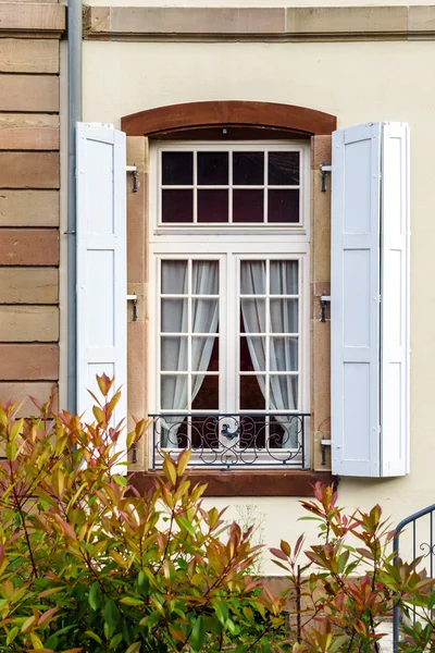 Gran ventana de pvc con elementos de decoración en la antigua casa francesa — Foto de Stock