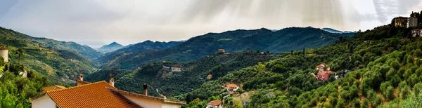 Bella vista panoramica sulle montagne italiane, concetto di turismo — Foto Stock