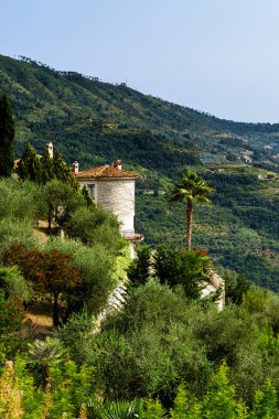 Perspektif manzaralı yüksek İtalyanca dağlarda