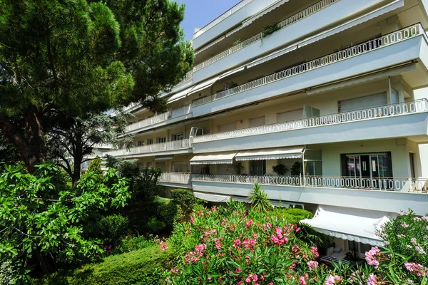 Schöne schöne Stadt Sommer Tagesblick, Frankreich — Stockfoto