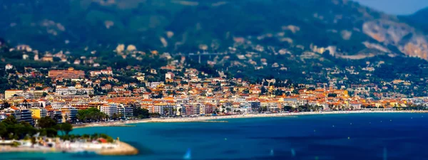 Tilt-shift výhled na pláž v Menton, Francie — Stock fotografie