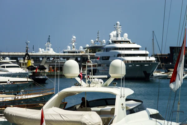 Velká jachta v Monaku harbour — Stock fotografie