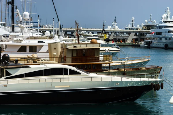 Velká jachta v Monaku harbour — Stock fotografie
