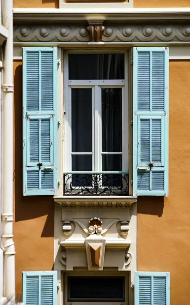 Nuevas ventanas de pvc en antiguas casas renovadas. Diseño y construcción — Foto de Stock