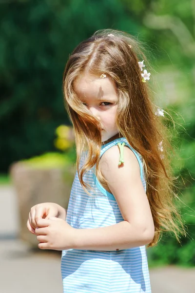 Bonito pouco girlportrait no o sol — Fotografia de Stock