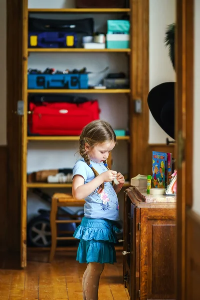 Милая маленькая девочка помогает своим родителям с удержанием дома — стоковое фото