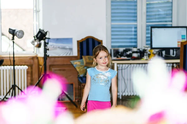 Petite fille mignonne posant dans le photostudio à la maison — Photo