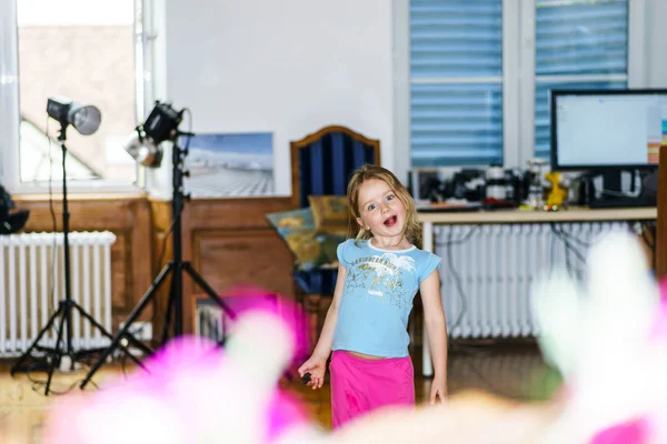 Roztomilá holčička pózuje v domácí photostudio — Stock fotografie