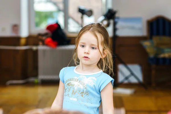 Schattige kleine meisje close-up indoor portret — Stockfoto