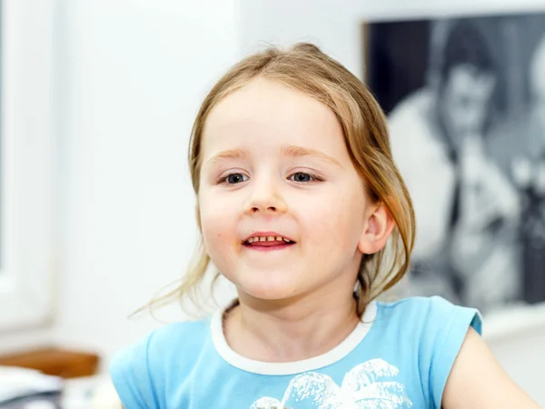 Niedliche kleine Mädchen Nahaufnahme Innenraum Porträt — Stockfoto