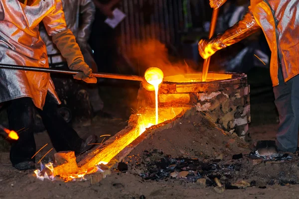 Tecnología clásica de producción de campanas con acero fundido en g — Foto de Stock