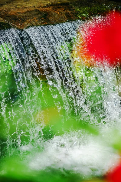 Cachoeira no pequeno rio close-up — Fotografia de Stock