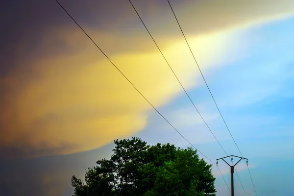 Elektrische Drähte auf dem Hintergrund des Sonnenuntergangs — Stockfoto