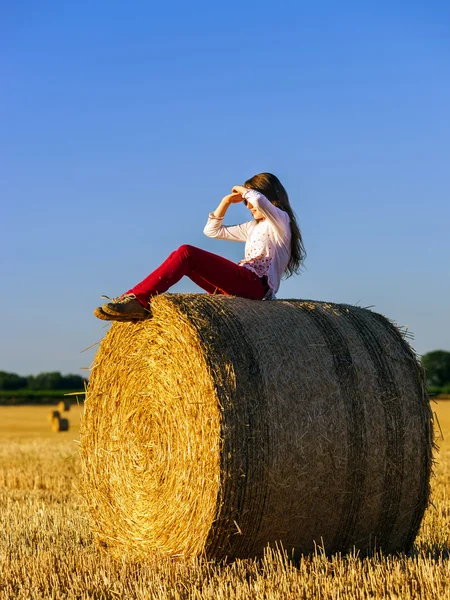 Adolescente aux cheveux longs posant dans un champ d'été, à la campagne — Photo