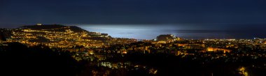 Gece panoramik Nice ay ışığı ile deniz suyu üzerinde