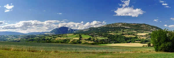 Mooie groothoek panoramisch uitzicht, oorspronkelijke natuur, Alpen — Stockfoto