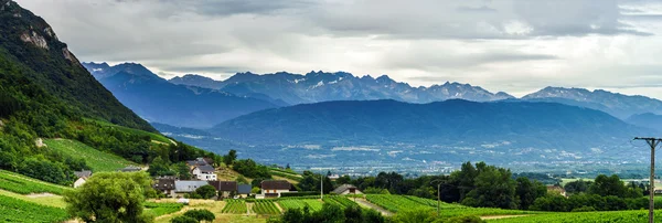 Mooie groothoek panoramisch uitzicht, oorspronkelijke natuur, Alpen — Stockfoto