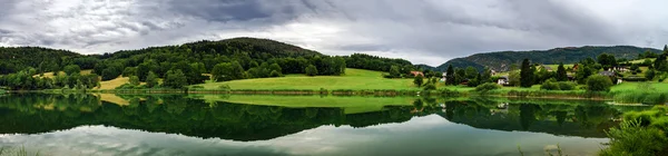 Lindo lago vista panorâmica, Alpes — Fotografia de Stock