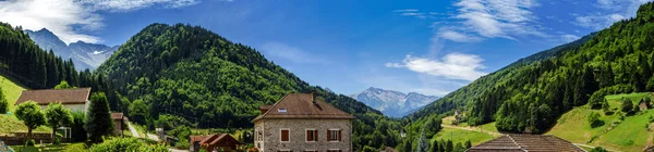 Hermosa vista panorámica de la pequeña aldea en los Alpes de la llave —  Fotos de Stock