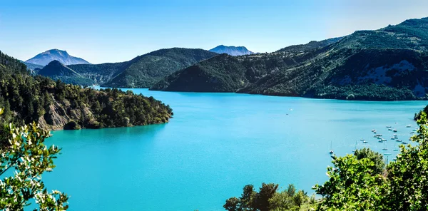 Panoramatický pohled krásné jezero, Alpy — Stock fotografie