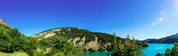 Gyönyörű panorámás kilátással a tóra, Alpok — Stock Fotó