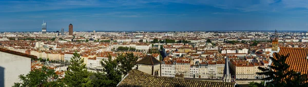 Lyon şehir, turuncu çatılar ve yeni binalar için panoramik genel bakış — Stok fotoğraf