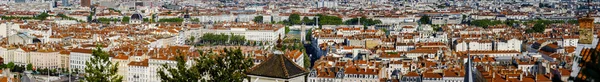 Lyon şehir, turuncu çatılar ve yeni binalar için panoramik genel bakış — Stok fotoğraf