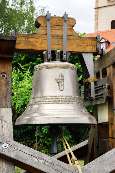 Nuova campana per la vecchia chiesa — Foto Stock