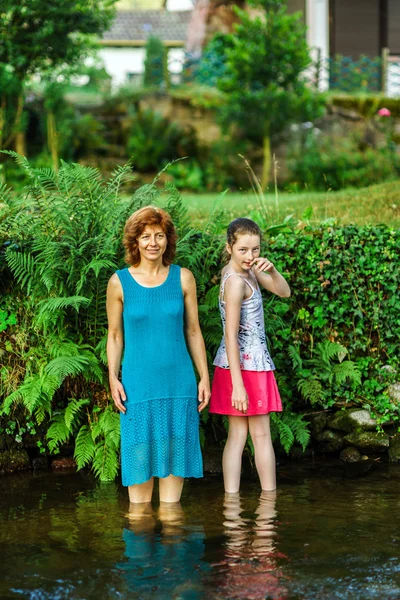 Anne ile kızı bir köyde yürüyüş