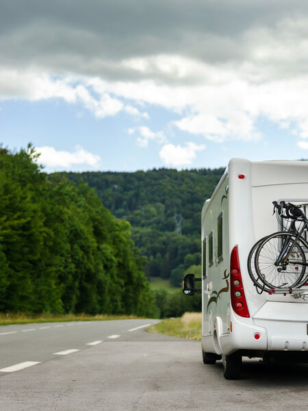 Туристический караван останавливается на дороге
