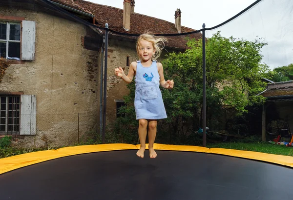 Draguta prescolara fata jumping pe trambulina — Fotografie, imagine de stoc