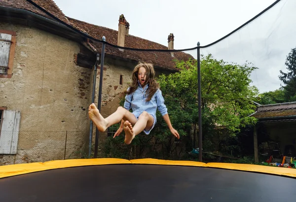 Roztomilé dospívající dívka skákání na trampolíně — Stock fotografie