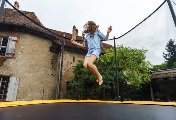 Roztomilé dospívající dívka skákání na trampolíně — Stock fotografie