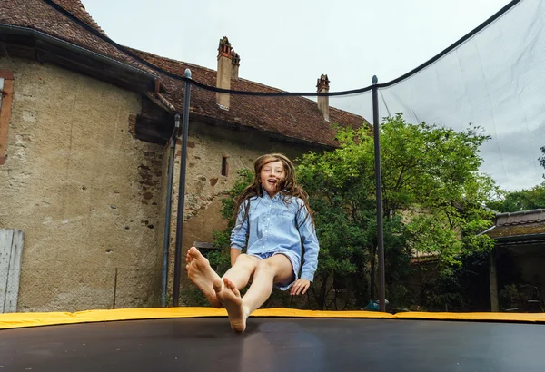 Linda adolescente saltando en trampolín — Foto de Stock