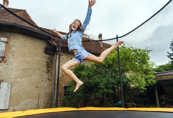 Roztomilé dospívající dívka skákání na trampolíně — Stock fotografie