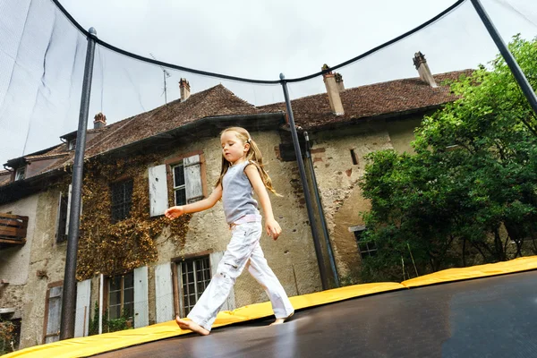 Jolie fille préscolaire sautant sur trampoline — Photo