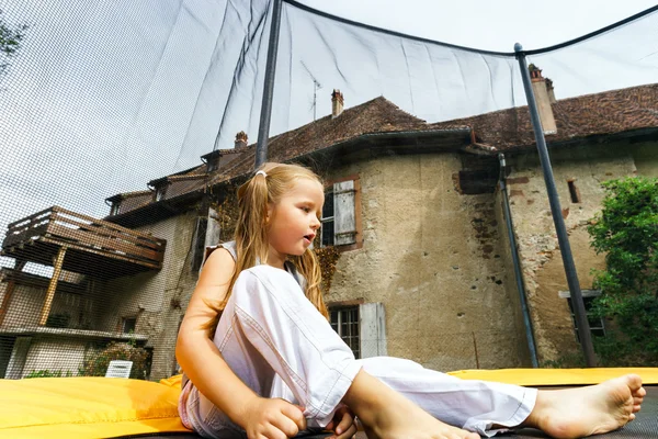 Aranyos óvodás lány jumping a trambulin — Stock Fotó