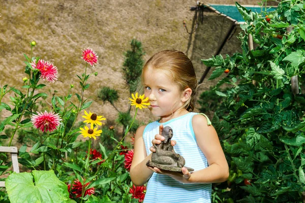 Mignon portrait de fille préscolaire avec des fleurs naturelles — Photo