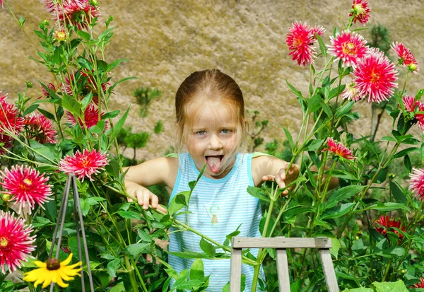Roztomilý preschooler dívka portrét s přírodní květy — Stock fotografie