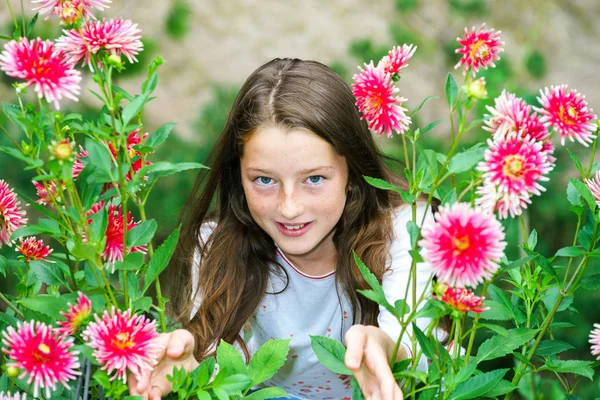 Teenage scolara ritratto con fiori naturali — Foto Stock