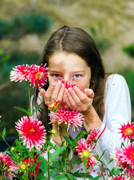 Genç kız öğrenci dikey, doğal çiçek — Stok fotoğraf